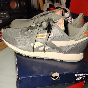 Reebok Men's Green CL Leather Sneakers. Worn Once